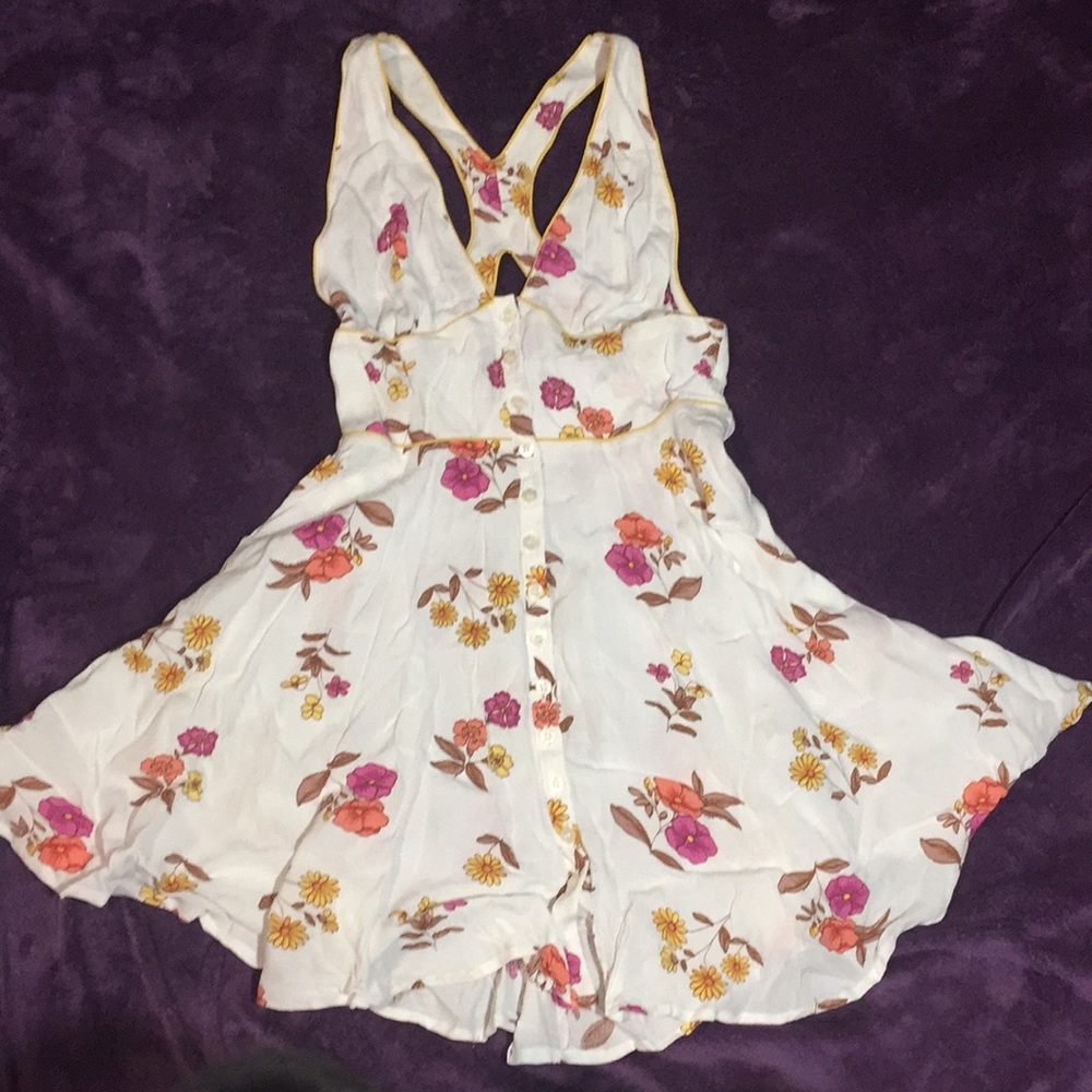 NWT *Adorable* Floral Vneck Racerback Button Down